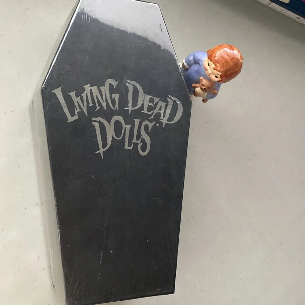 Living Dead Dolls Series 17 Urban Legends The Unwilling Donor